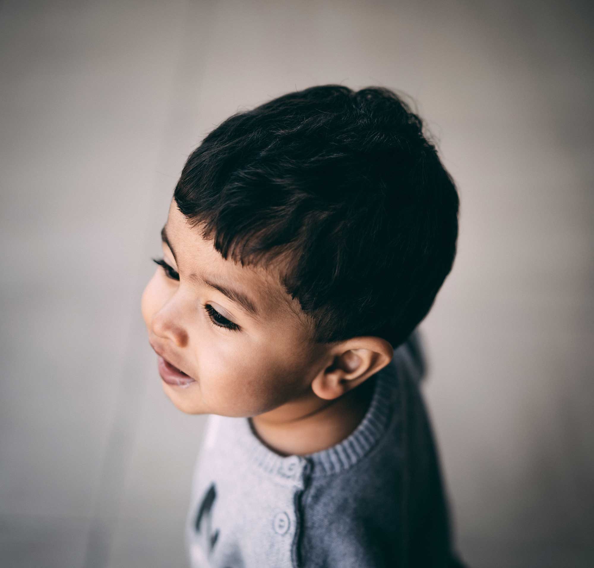 Garçon de 2 ans et demi qui répète les questions posées.